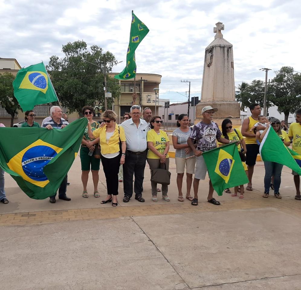 Apoiadores de Bolsonaro   realizam ato em Cceres