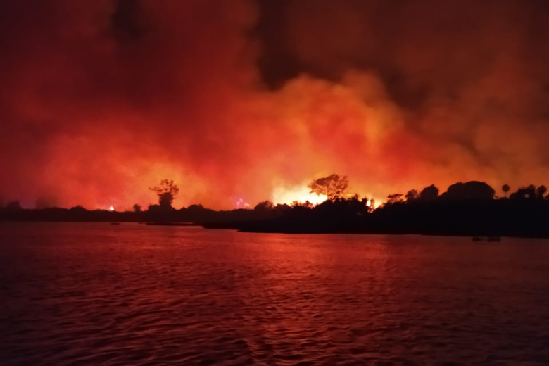 Grupo de pescadores  surpreendido com incndio de grande proporo em Cceres