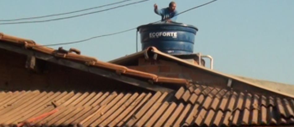 Ao de bombeiros e PM evitou  que drogado voasse do telhado