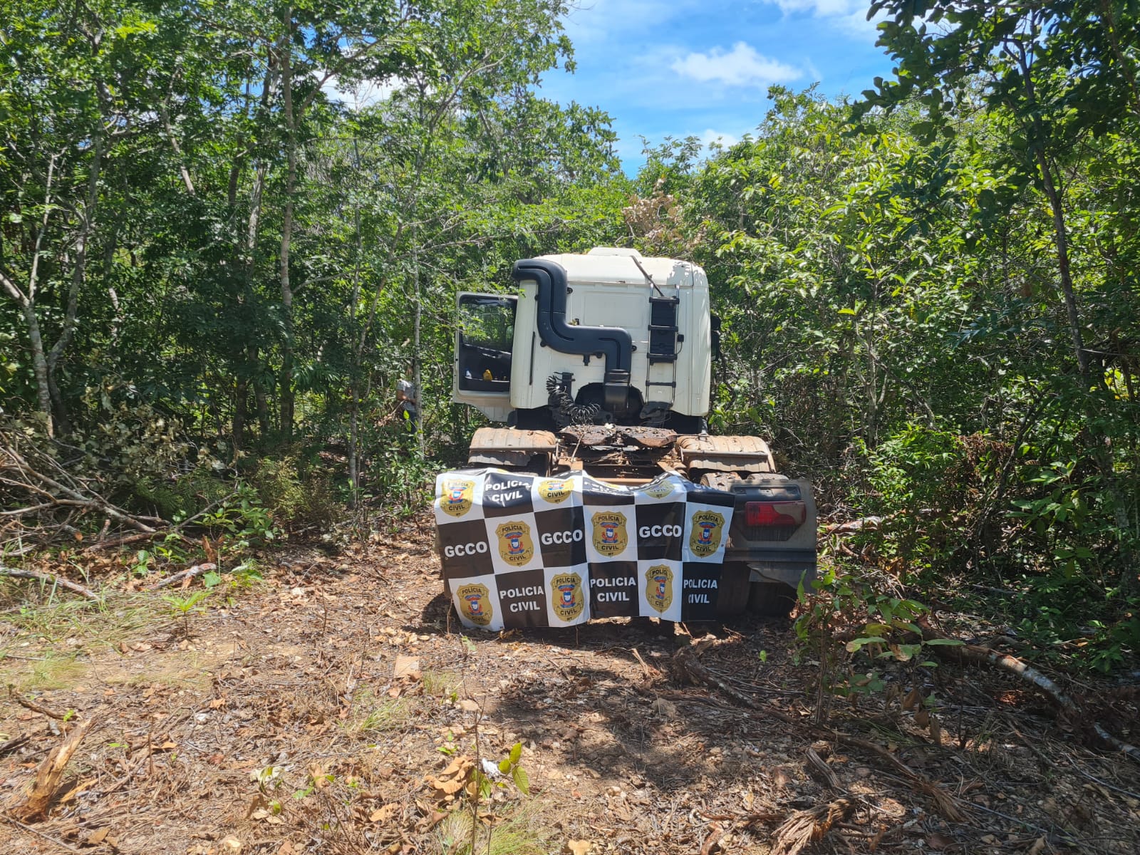 Caminho roubado em Cceres  encontrado escondido em mata na regio de Livramento
