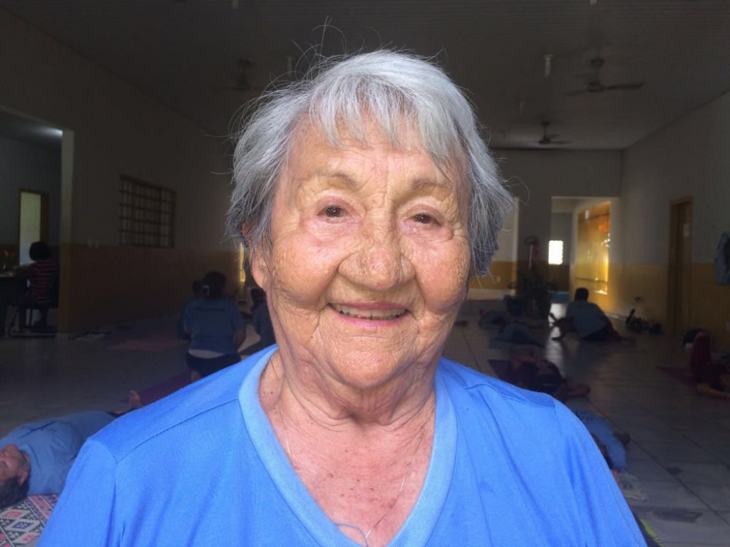 Aos 82 anos professora  d aulas grtis de yoga