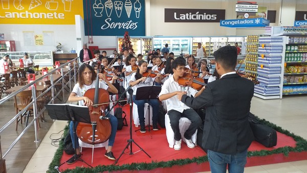 Orquestra Educarte se apresenta no Juba Supermercados
