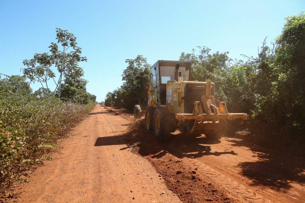 Prefeitura de Cceres efetua manuteno e recupera estradas na zona rural