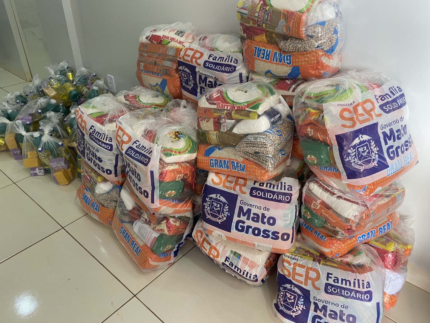 Cceres recebe mais 1000 cestas bsicas do programa Ser Famlia Solidria