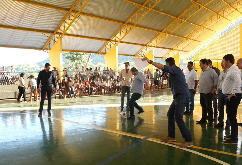 Francis inaugura teto de quadra  em escola da Comunidade Paiol