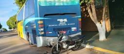 Motociclista bate em nibus  estacionado em Araputanga
