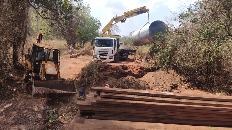Prefeitura de Cceres substitui ponte de madeira    por tubo ARMCO na comunidade Laranjeira