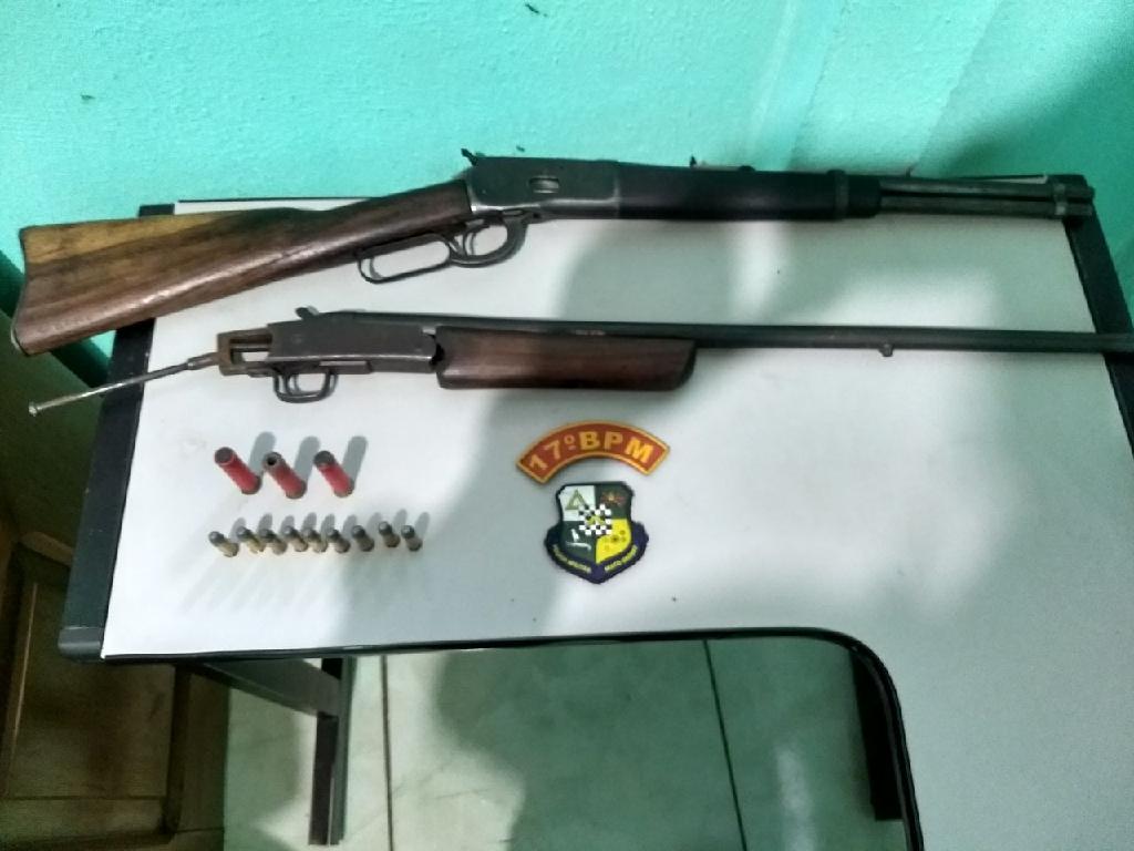 PM prende quatro e apreende pistola  e espingardas em Mirassol DOeste