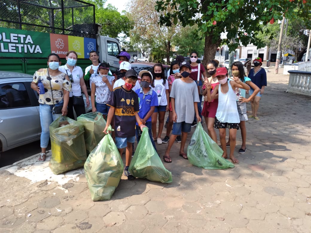 Alunos da Escola Eduardo Benevides Lindote    participam da limpeza na praia do Daveron