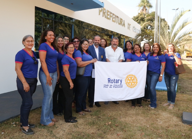 Prefeito recepciona governador do Rotary e membros do Flor do Pantanal
