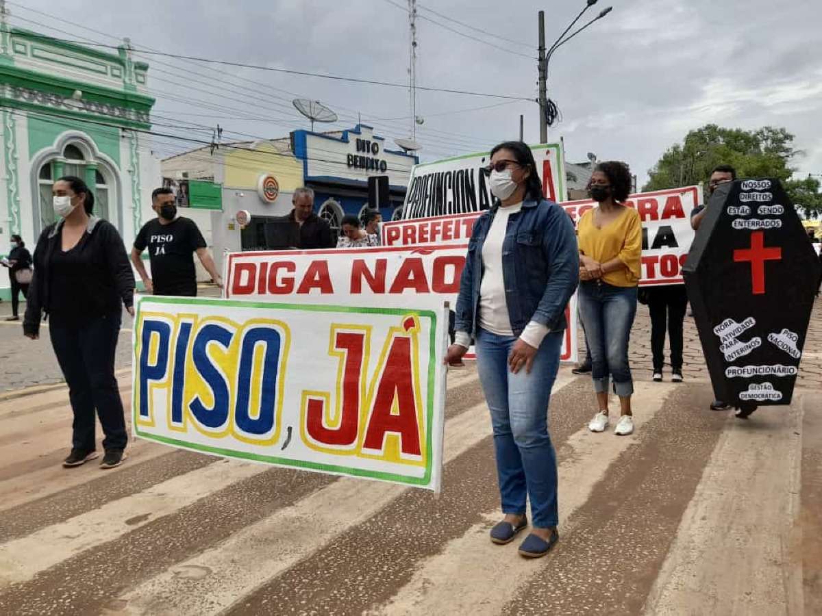 Professores da rede municipal em Cáceres continuam em greve e intensificam ações