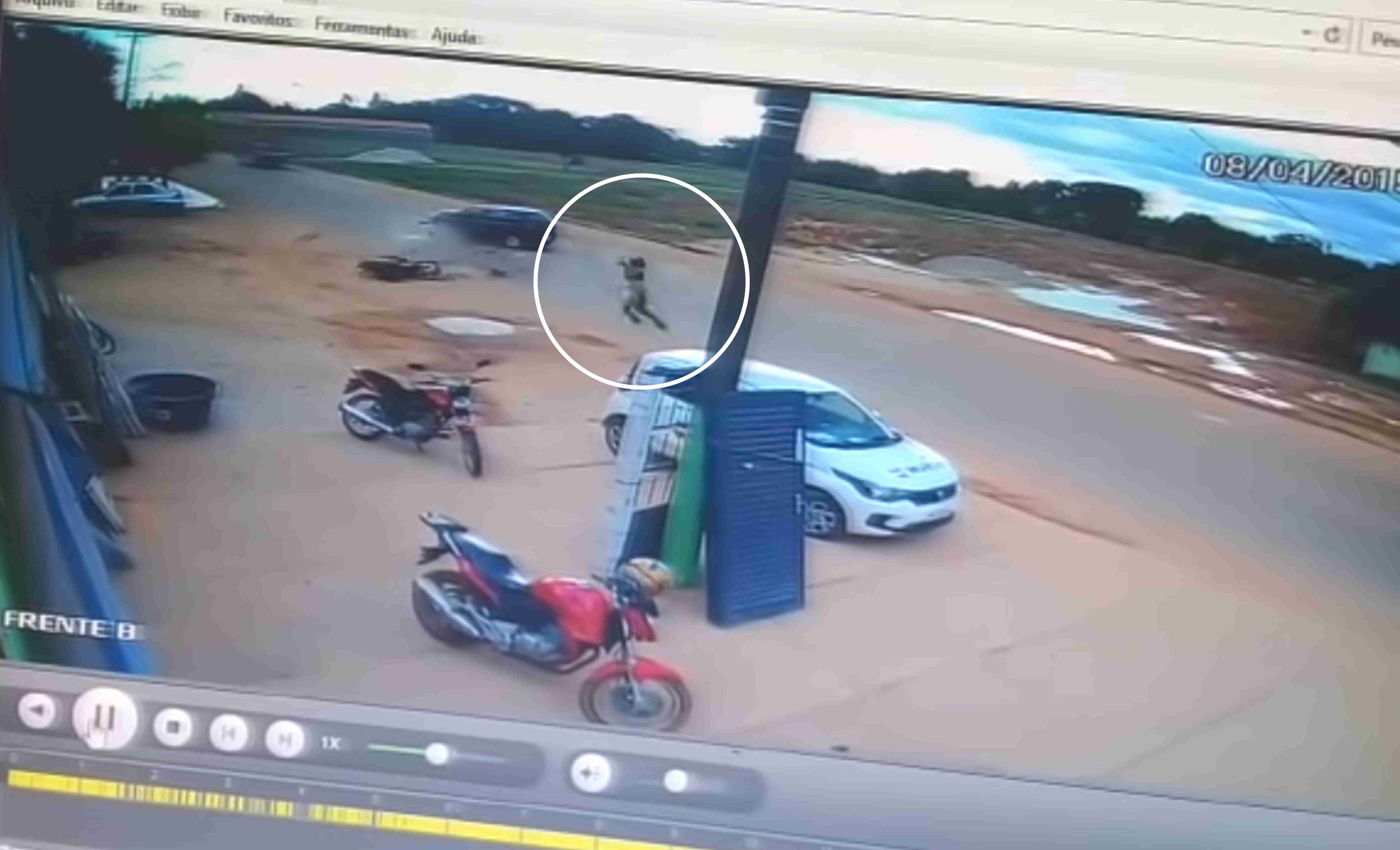 Motociclista voa na coliso  com Gol na Tancredo Neves