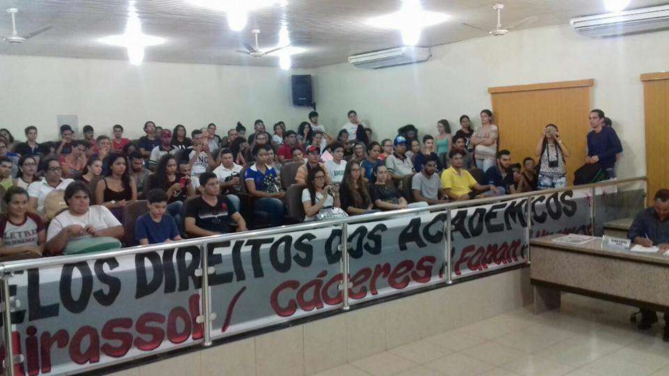 Universitrios ocupam Cmara Municipal para protestar contra falta de nibus