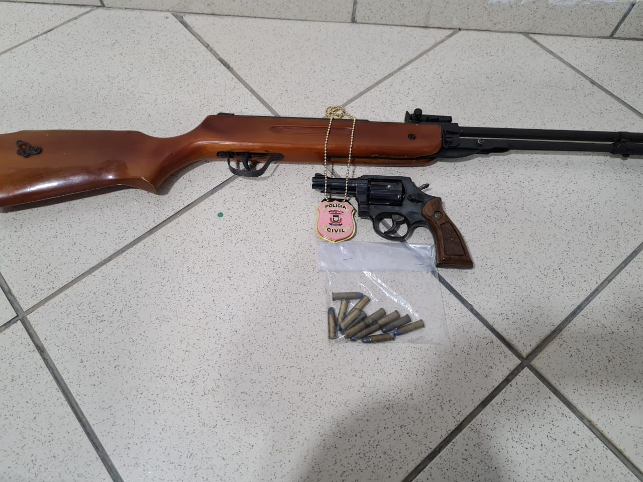 PJC prende suspeito de ameaar ex-mulher   com arma de fogo e munies em Cceres