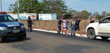 Assaltantes so flagrados na MT 175 em Mirassol DOeste