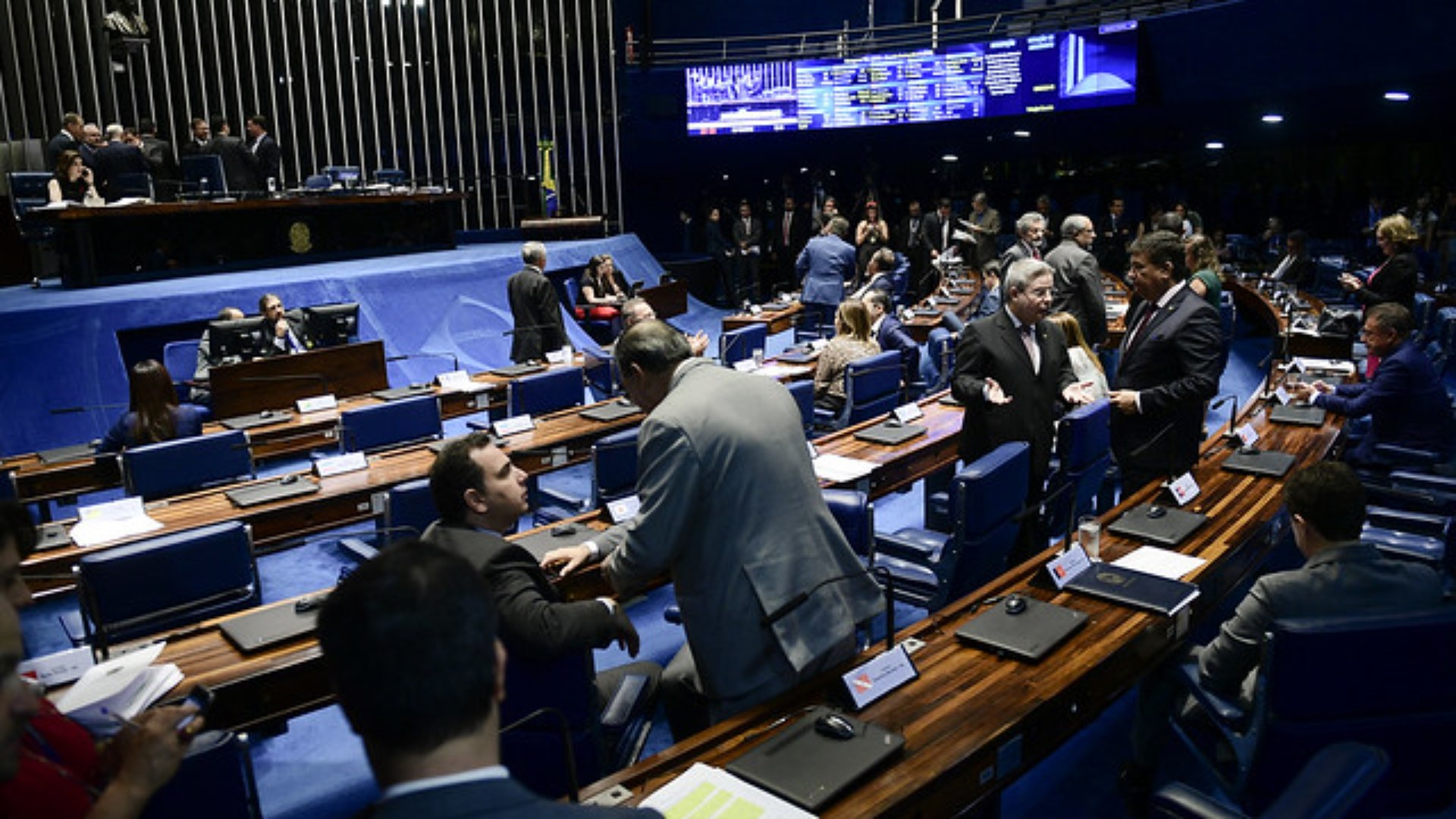 Governo faz acordo e senadores  aprovam R$ 3 bi para deputados