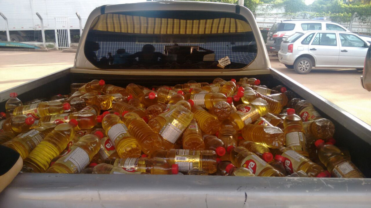 Parte da carga de leo saqueada de caminho que   tombou em Cceres  recuperada pela Polcia Civil