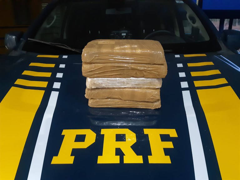 PRF em Cceres prende passageiro de nibus transportando 5 tabletes de droga