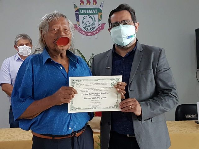 Unemat entrega diploma de Doutor  Honoris Causa ao cacique Raoni
