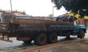 Caminho com carga de madeira   apreendido na cidade de Jauru