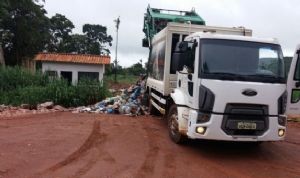 DENNCIA: Caminhes de coleta jogam lixo na entrada  do aterro sanitrio em Pontes e Lacerda