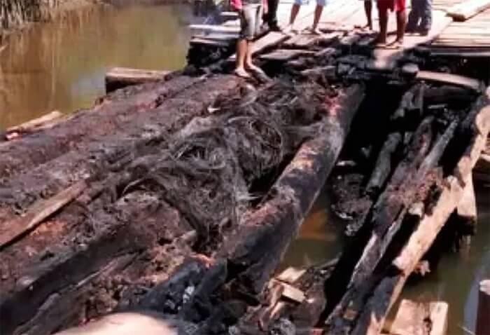Vndalos teriam queimado  ponte em comunidade rural