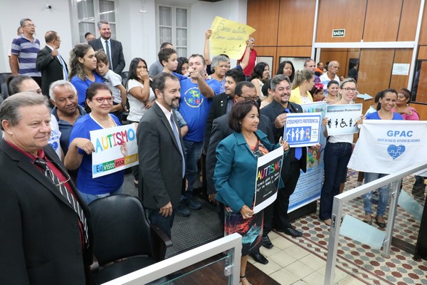 Cmara derruba todos os vetos   do prefeito por unanimidade