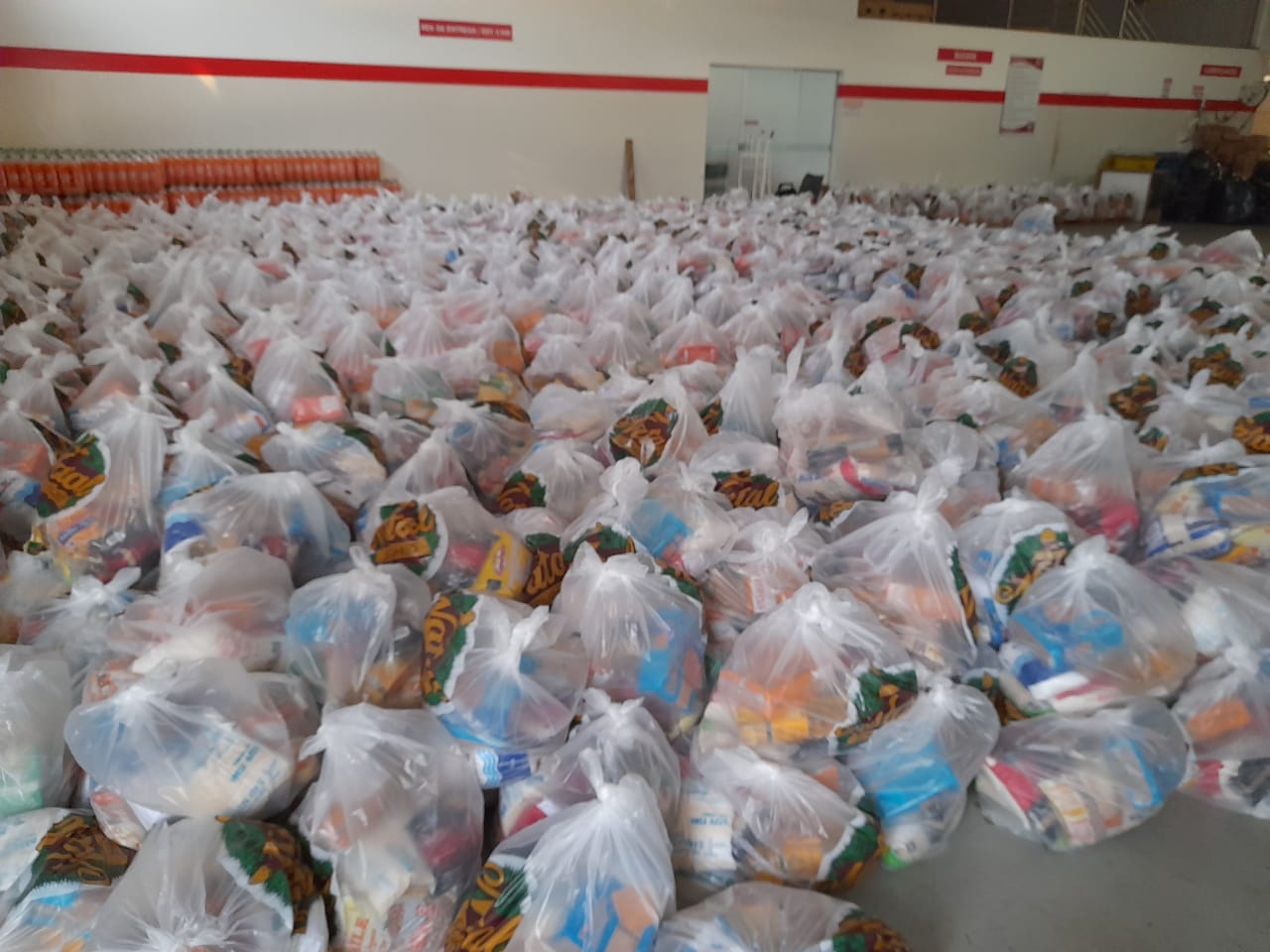 NATAL SOLIDRIO: Instituto Cometa entrega 2.500 cestas bsicas a famlias carentes em Cceres