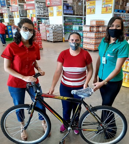 Atacado Pantanal entrega bicicleta para cliente