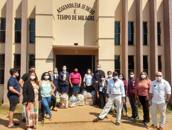 Clubes de Rotary e parceiros entregam cestas  bsicas durante visita da governadora Brgida