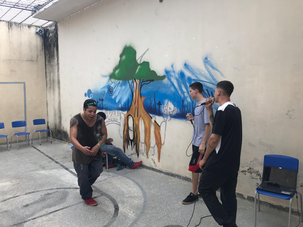 Adolescentes participaram de oficina de grafite em Cceres