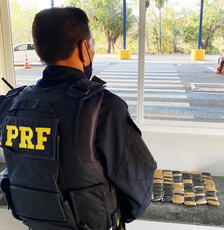Boliviana e mais trs so presos em carro de   aplicativo transportando drogas para Cceres