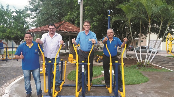 Parceria Rotary Club/Prefeitura instala academia em Araputanga