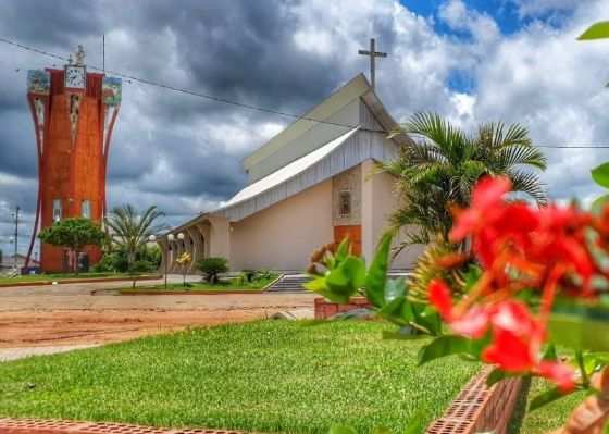 Casal  pego praticando sexo dentro de  igreja em So Jos dos Quatro Marcos
