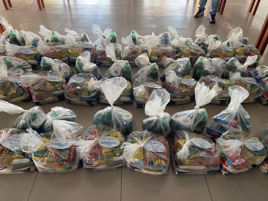 Rotary Club de Cceres faz entrega de cestas bsicas a famlias de baixa renda