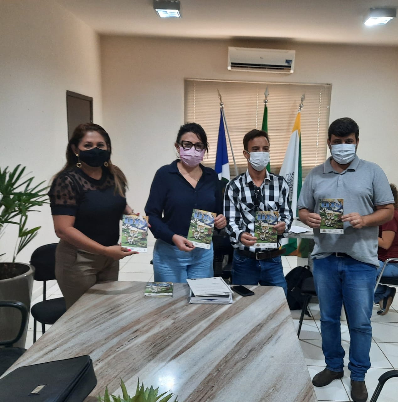 Consrcio Nascentes do Pantanal entrega gibis de educao ambiental para a prefeitura de Cceres