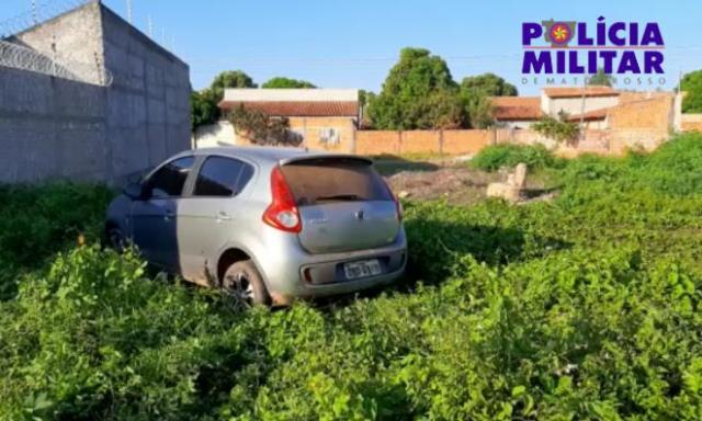 Carro roubado  encontrado abandonado  em terreno baldio no bairro Cidade Alta