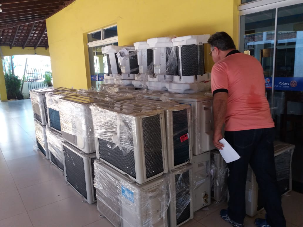 Projeto Climatizar: Rotary entrega 128 aparelhos  de ar-condicionado s escolas