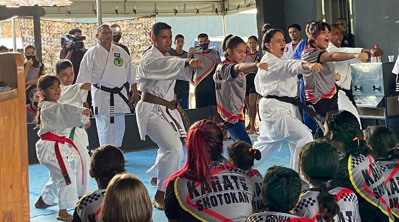 Projeto Fora Esportiva Pantanal leva arte marcial a crianas e adolescentes em Cceres