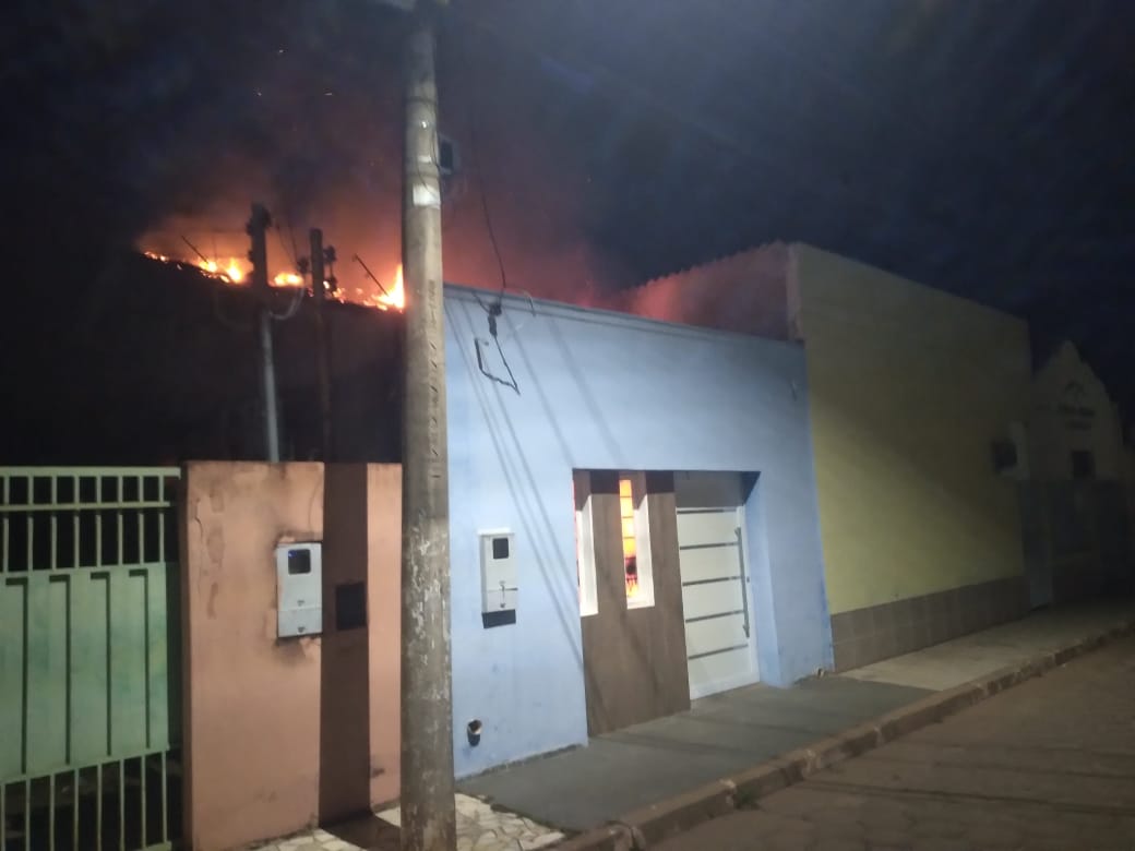Em Cáceres, incêndio em residência é controlado por bombeiros da 2ª CIBM