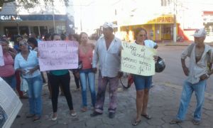 Famlias protestam contra  demora na entrega das casas do  Vila Real