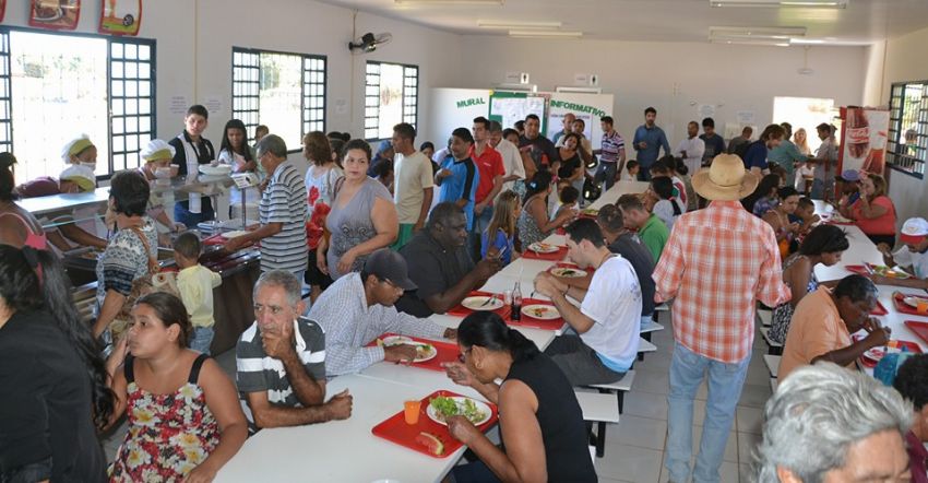 Quatro Marcos servir refeies atravs de Restaurante Popular