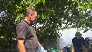 Tcnicos da Companhia de Pesquisa de Recursos Naturais realizam estudos da cheia no Rio Paraguai