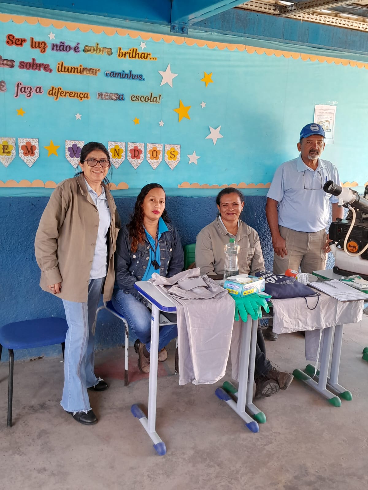 Agentes de Controle de Endemias da Prefeitura apresentam EPIs utilizados no combate ao Aedes Aegypti na Escola Ana Maria