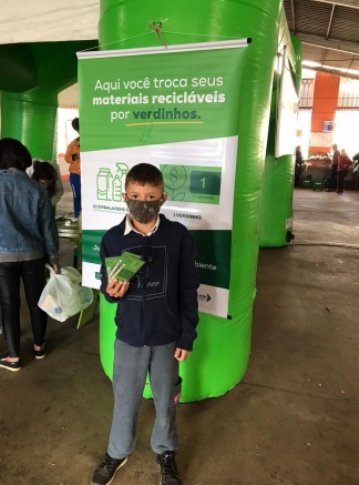 Projeto Recicla Verdinho permite troca de reciclveis por moeda social para compra de alimentos em C