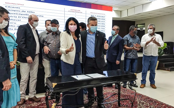 Prefeita Eliene e Governador Mauro Mendes assinam convnios em valores aproximados de R$ 14 milhes,