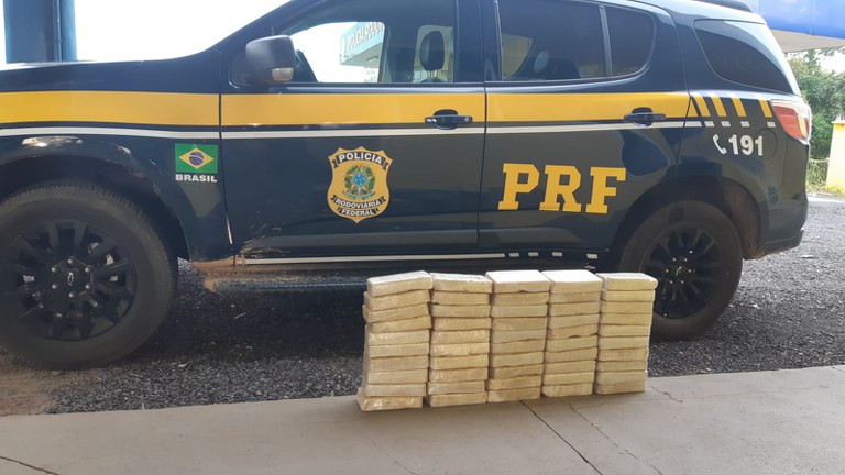 PRF apreende 52kg de cocaína em caminhão  boiadeiro na BR 070, motorista foi detido