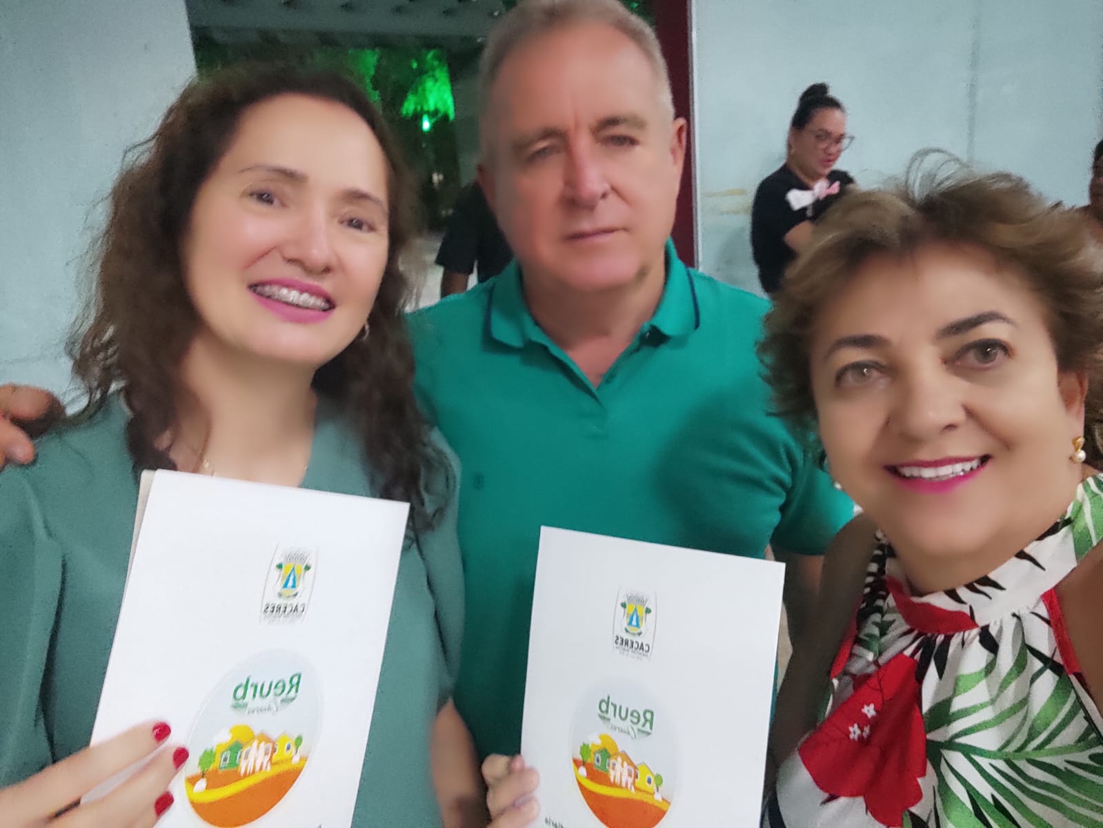 Prefeitura, Corregedoria de Justia e Intermat entregam ttulos fundirios a moradores do Jd das Oli