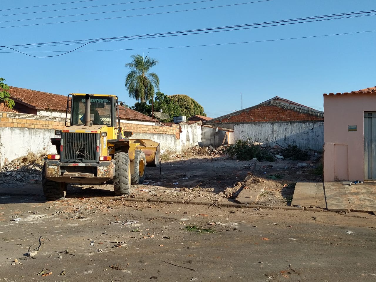 Casa em runas que servia de Boca  de Fumo  demolida pela prefeitura