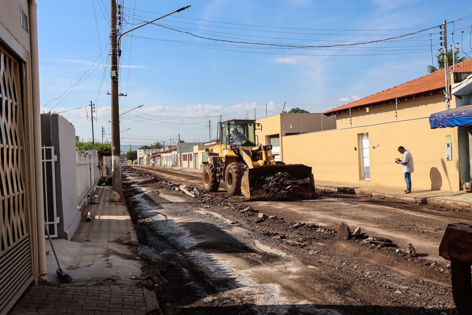 Prefeitura remove pavimentao antiga e aplica asfalto novo em mais um trecho na Rua dos Operrios